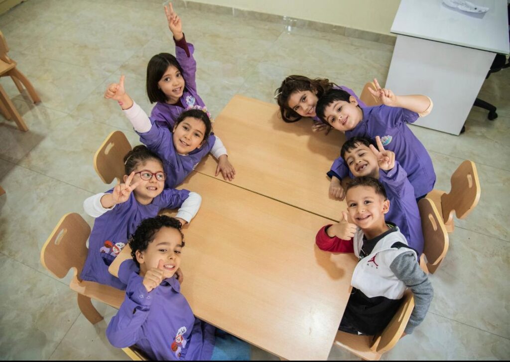 Nutritious Qatar-friendly lunchbox setup for preschool kids with whole grains, protein, fruits, and vegetables

